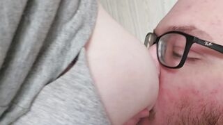 Beautiful gran Titty novia de pelo oscuro se la chupan las tetas y un creampie