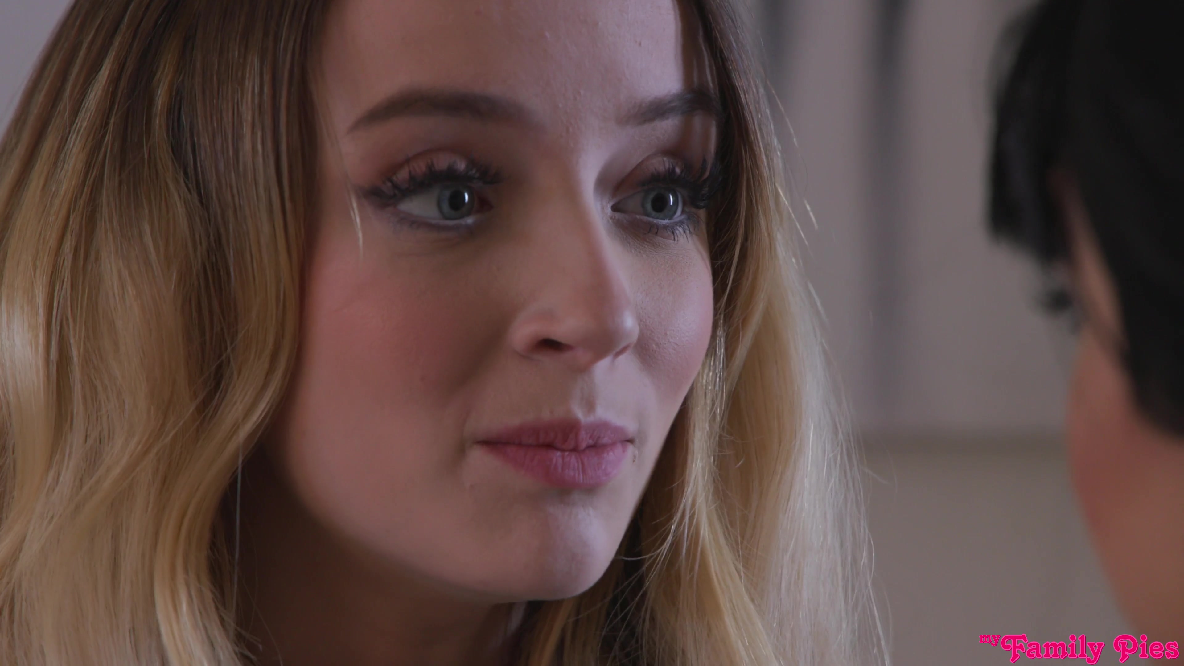 Aria Valencia & Maria Kazi Horny Threesome