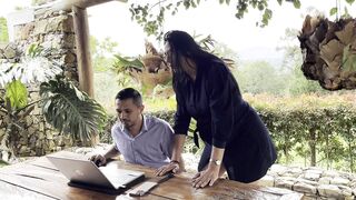 Jefe cachondo se folla a una mujer embarazada para evitar despedirla