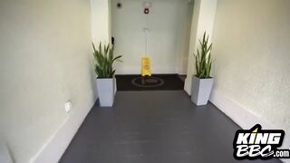 Una Vieja Ama De Casa Violet Black  Impresionada Por La Bbc De Louie Smalls