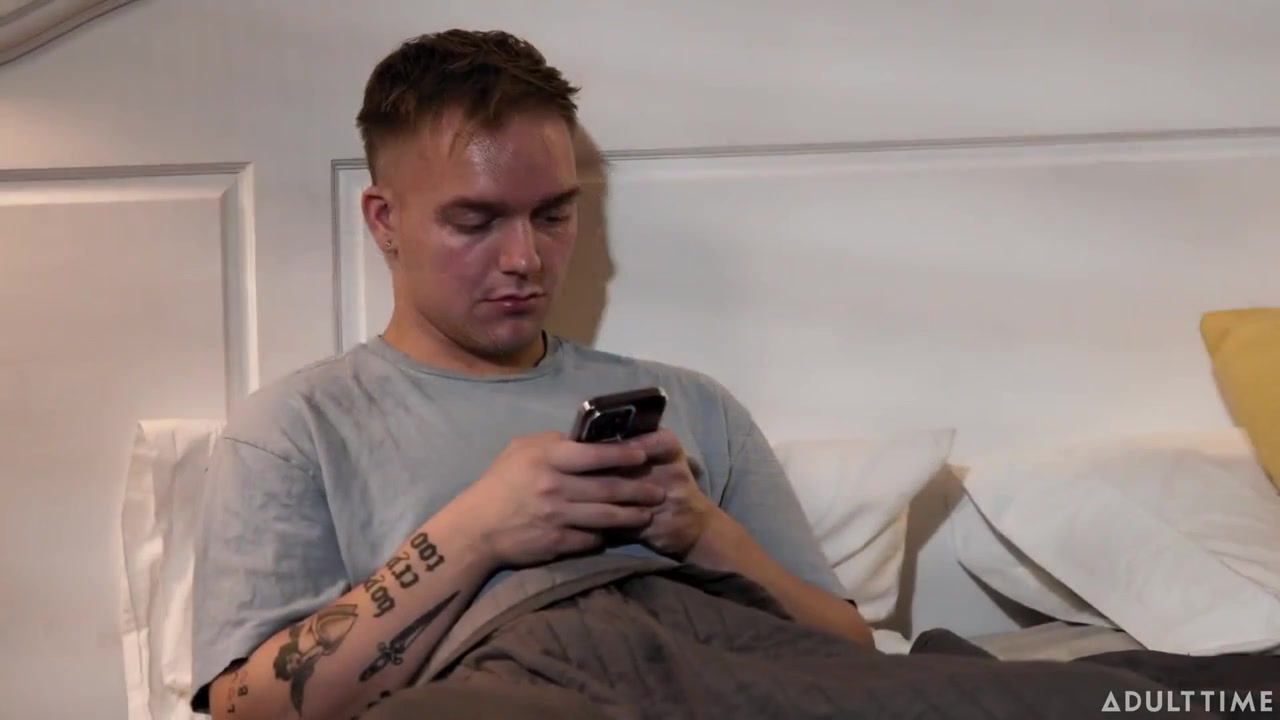 0065-A night with Stepmom Linzee Ryder (Sharing Bed)