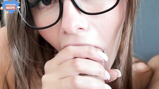 Joven secretaria follada en un hotel mientras su marido está en casa