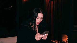 NOCHE DE COPAS TOMA UN GIRO SALVAJE CUANDO SEXY CHICA PERDIDA LLEGA A MI CASA