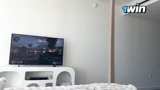 Virgen cachonda Rosie rider se cuela en mi habitación