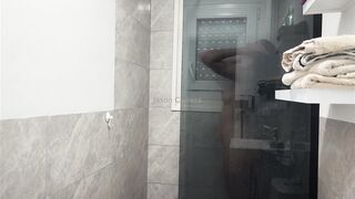 Encuentro a mi Amiga en la Ducha y me la Follo