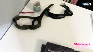 Una profesora estricta folló duro a una colegiala y terminó en su boca SkinLovers