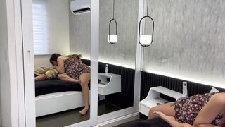 TommyMiller MI ESPOSA ME DESCUBRE FOLLANDO CON LA EMPLEADA Y SE UNE AL TRÍO