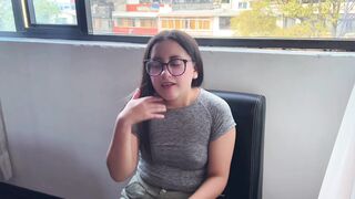 Cogiendo a la mejor amiga de mi novia mientras ella no está, la dejo llena de leche.