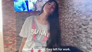 Hermosa joven entra a la habitación de su hermanastro para recibir un masaje