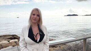 Ava 28 years old, a very sexy businesswoman!