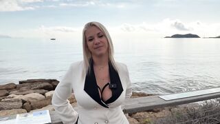 Ava 28 years old, a very sexy businesswoman!