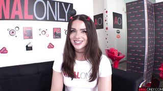 Maddie Wren – Maddie Wants Her Ass Stretched