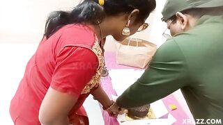 Indian Rich Beauty Married Bhabhi Fucked with Cake Delivery Boy Uncut