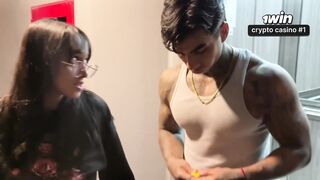 De vecinos a locos de placer: el casting más caliente en el ascensor