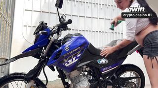 MI VECINA, me ayuda a lavar moto y despues me chupa la verga Jeniferplay