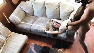 Jefe se coge y se viene dentro de su secretaria Erin Electras en un viaje de negocios
