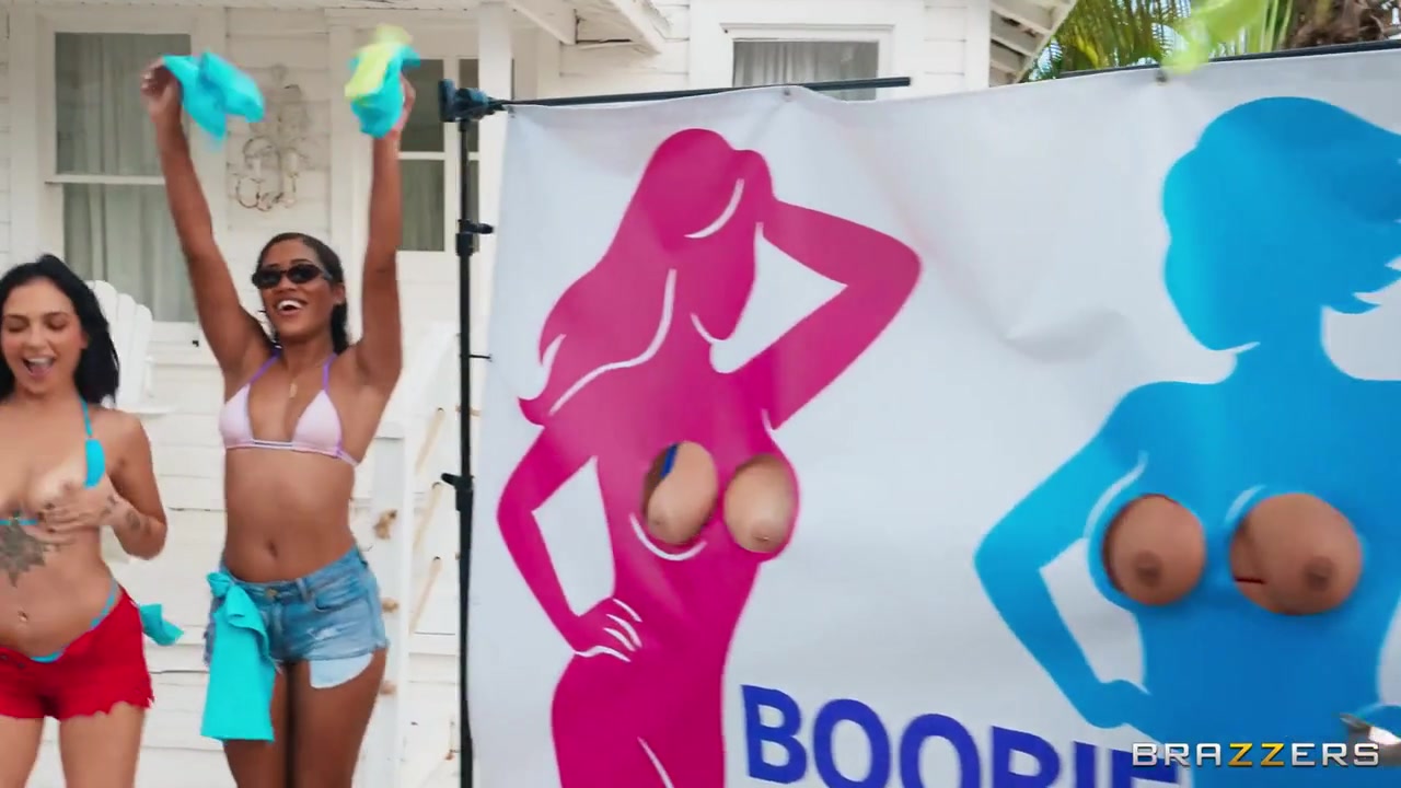 Elana Bunnz, Nia Bleu, Ruby Divine, Mira Luv - Boobie Wash
