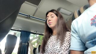 Masturbación con la polla hasta correrse en un autobús público lleno de gente
