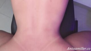 sexy y putita de enorme culo paga con sexo a su tatuador. AnissaMiller1
