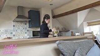 La mamá MILF de mi mejor amiga me dio un final feliz allí mismo en su sofá