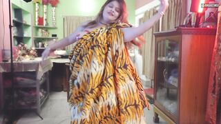Desi BBW Bhabhi Ko Sab Dosto Ne Milkar Eksath Choda Uncut