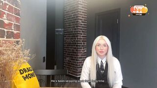 La mamá de mi novia folla duro para mantener su trabajo.  Blondessa