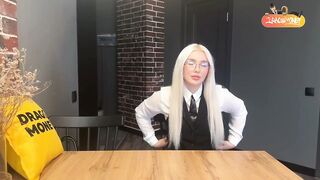 La mamá de mi novia folla duro para mantener su trabajo.  Blondessa