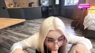La mamá de mi novia folla duro para mantener su trabajo.  Blondessa