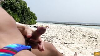 Madrastra e hijastra públicas en la playa - Risky Dick Flashing