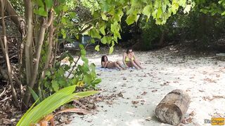 Madrastra e hijastra públicas en la playa - Risky Dick Flashing