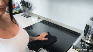 Follan a Katrina Jade en la cocina