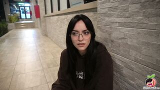 Chica Nerd de 18 años Virgen, termina siendo follada y sin dinero. Hanncitaa