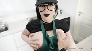 Barista Gótica Demon Mika Recibe Un Tiro Extra De Polla
